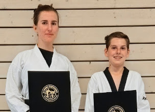 Unsere neuen Schwarzgurte: Elina und Maximilian